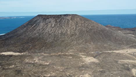 Aufnahmen-Eines-Majestätischen-Vulkans-An-Der-Küste-Der-Insel-Der-Wölfe