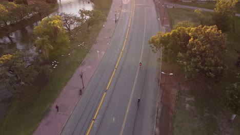 Persona-Caminando-Y-Haciendo-Ejercicio-En-El-Parque-Palermo-En-La-Ciudad-De-Buenos-Aires-Al-Atardecer