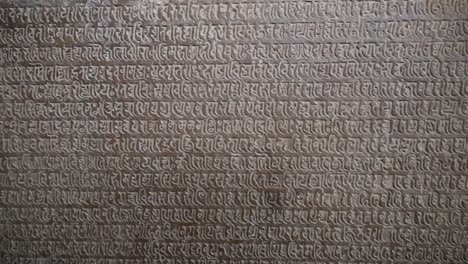 Inscripción-De-Piedra-En-Sánscrito-En-El-Templo-De-Khajuraho,-Sitio-Del-Patrimonio-Mundial-De-La-Unesco