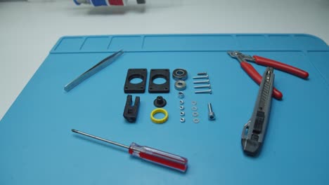 Zoomen-Auf-Kleinteile,-Schrauben,-Werkzeuge,-Lager,-Für-Die-Montage-Vorbereitet