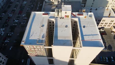 Luftaufnahme-Mit-Blick-Auf-Das-Spukhotel-Cecil,-Golden-Hour-In-Los-Angeles,-USA