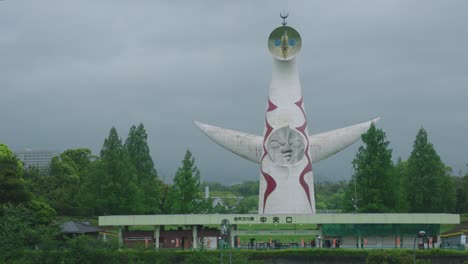 Parque-Conmemorativo-De-La-Expo-Mundial-En-Un-Día-Lluvioso-Y-Nublado-En-Osaka,-Japón