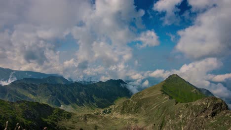 Sonniger-Tag-Mit-Wolken-Und-Einem-Blick-Auf-Die-Bergspitze-über-Die-Karpaten