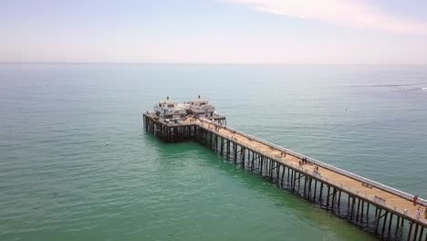 Wochenendspaziergang-Auf-Dem-Malibu-Sport-Fishing-Pier-Butterweicher-Luftbildflug,-Der-Langsam-Aufsteigt-Drohnenaufnahmen-In-La-Am-Malibu-Pier-Beach-USA-2018