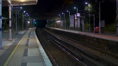 Estación-De-Tren-TFL-Vacía-De-Londres-Por-La-Noche