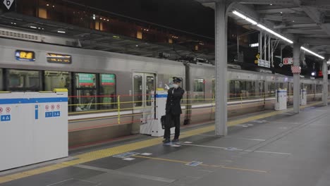 Estación-Japonesa-De-Tren-Osaka-Umeda,-Trenes-Nocturnos-En-Japón