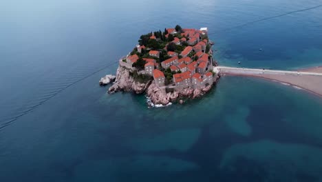 Die-Berühmte-Insel-Sveti-Stefan-Liegt-In-Der-Nähe-Von-Budva-An-Der-Küste-Montenegros-Im-Balkan