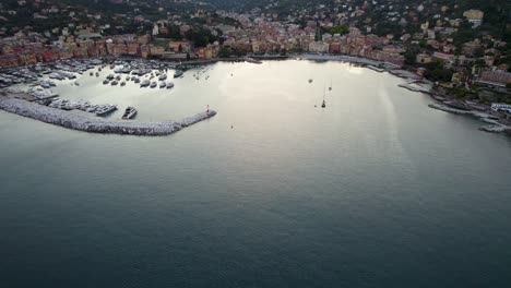 Barcos-De-Lujo-En-El-Puerto-De-Santa-Margherita-Ligure,-Costa-Del-Mar-De-Liguria.