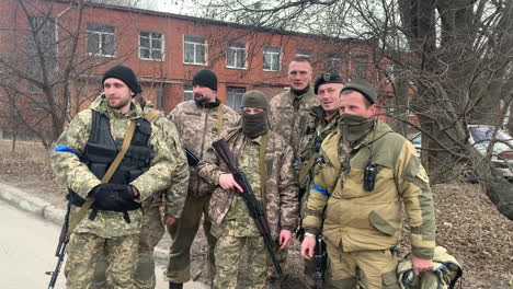 Soldados-Ucranianos,-Jóvenes-Y-Mayores,-Se-Ofrecen-Como-Voluntarios-Para-Luchar-En-La-Guerra-Con-Rusia.