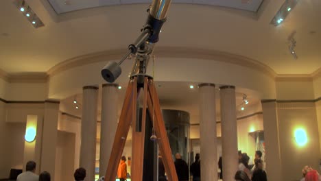 Exposición-Científica-Con-Vista-De-Un-Telescopio-Antiguo-Dentro-Del-Observatorio-Griffith,-Los-Ángeles,-California,-Estados-Unidos