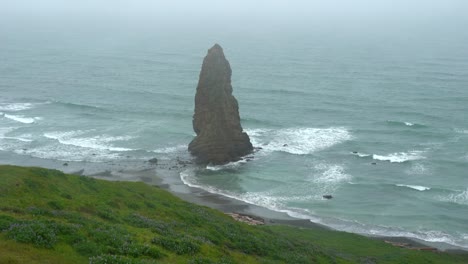 Oregon-coast-scenery-on-a-cloudy-day
