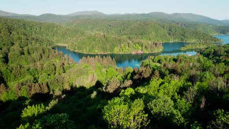 Dichtes-Laub-Enthüllte-üppige-Waldberge-Des-Nationalparks-Plitvicer-Seen-In-Kroatien