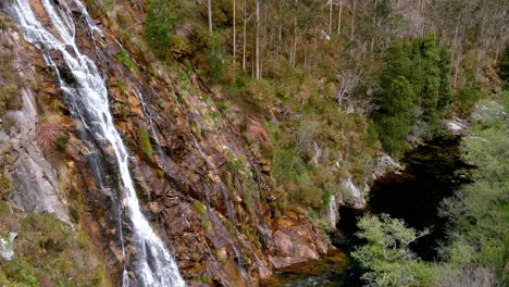 Wasserfall-Am-Sor-Fluss-An-Der-Felsigen-Klippe,-Umgeben-Von-Wäldern-Mit-Süßwasser-Angelgebiet