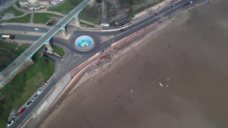 Cliff-Bridge-and-Blue-roundabout-near-Grand-Hotel-and-close-to-beach,-Scarborough