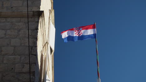 Kroatische-Flagge-Weht-Im-Wind-Vor-Blauem-Himmel