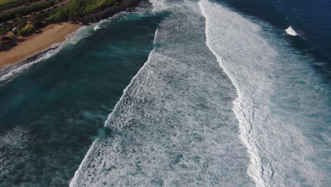 Brechende-Wellen-Von-Oben-Entlang-Der-Küste-In-Maui