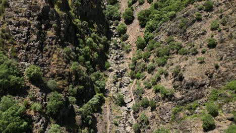 Der-Spektakuläre-Meancera-Wasserfall-Im-Norden-Von-Extremadura,-Landschaftlich-Gestaltet-An-Einem-Natürlichen-Ort,-Ein-100-Meter-Hoher-Wasserfall,-Aufgenommen-Mit-Mavic-3-In-C4k-30-Fps-Und-Ohne-Farbkorrektur
