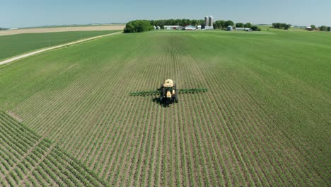 Luftaufnahme-Eines-Traktors,-Der-Pestizide-Auf-Frische-Feldfrüchte-Auf-Landwirtschaftlichen-Feldern-Sprüht