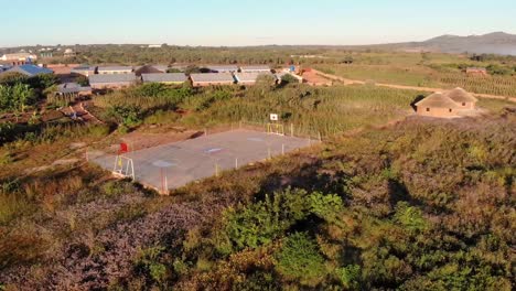 Drohnenansicht-Auf-Einem-Leeren-Basketballplatz-In-Afrika