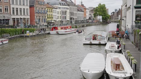 Boat-trip-on-Lys-river-on-a-rainy-day-in-the-historical-medieval-center-of-Ghent,-Belgium