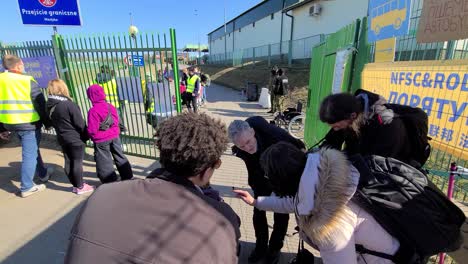 Polen-–-Ukraine-Zoll-Grenzübergang-Interview-Mit-Flüchtlingen-Am-Busbahnhof