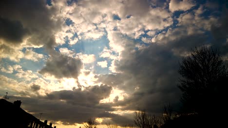 Dramatische,-Flauschige-Wolken,-Zeitraffer-Bei-Sonnenuntergang