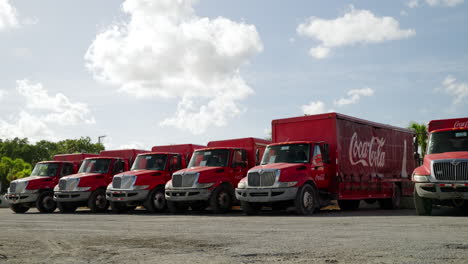 Reihe-Geparkter-Coca-Cola-Lastwagen-Im-Vertriebszentrum-In-Punta-Cana,-Dominikanische-Republik