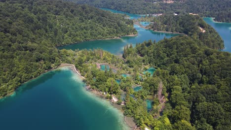 Blick-Auf-Den-Nationalpark-Plitvicer-Seen-Mit-Vielen-Grünen-Pflanzen-Und-Blauen-Seen-Und-Wasserfällen.-Drohnenflug