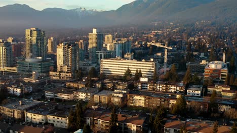 Exterior-Del-Hospital-Lions-Gate-Y-Paisaje-Urbano-En-El-Norte-De-Vancouver,-Canadá---Toma-Aérea-Con-Drones