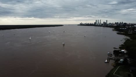 Wunderschöne-Luftaufnahme-Von-Segelbooten-Auf-Dem-Parana-Fluss-Mit-Panoramablick-Auf-Die-Skyline-Von-Rosario