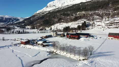 Winter-Außenansicht-Der-Smalahovetunet-Lono-Farm-In-Voss-–-Berühmt-Für-Die-Speziellen-Kulinarischen-Schafkopf--Und-Bauernhof-Weihnachtsfeiern-–-Norwegen,-Sonniger-Tag-Aus-Der-Luft