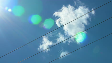 Wolke-Driftet-über-Stromleitungen