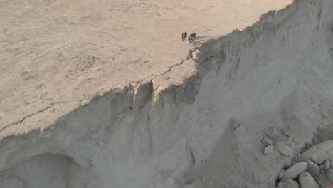 Luftaufnahmen-Von-Menschen,-Die-Auf-Dem-Hügel-In-Der-Nähe-Des-Jiwani-Strandes-Belutschistan-Stehen