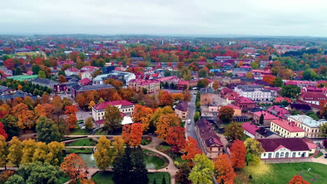 Luftaufnahme-Der-Atemberaubenden-Herbstfarben-Des-Baumlaubs-In-Einer-Europäischen-Stadt