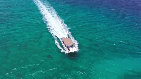 Freizeitboot,-Das-Touristen-Auf-Einer-Tagestour-In-Der-Karibik-Transportiert
