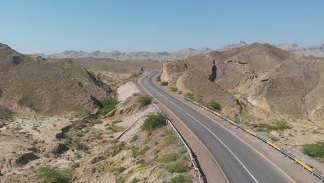 Toma-Aérea-De-Una-Hermosa-Carretera-Costera-Vacía-A-Lo-Largo-De-La-Costa-Del-Mar-Arábigo-De-Pakistán-Desde-Karachi-Hasta-Gwadar-En-La-Provincia-De-Baluchistán
