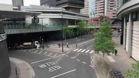 Menschen-überqueren-Einen-Doppelten-Zebrastreifen-In-London