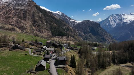 Malerisches-Italienisches-Alpendorf-In-Einem-Malerischen-Tal,-Umgeben-Von-Spitzen-Bergen