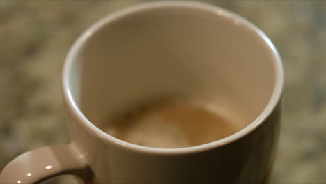 Nahaufnahme-Von-Süßstoff,-Der-In-Den-Kaffee-In-Einer-Tasse-Tropft