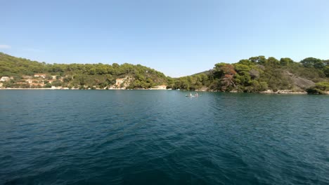 Canoa-Pasa-Barco-En-Movimiento-En-El-Lago-De-La-Isla-Mljet,-Croacia