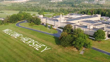 Vista-Aérea-De-Drones-De-La-Escuela-Hershey-Y-Mensaje-De-Bienvenida-A-Hershey-En-El-Césped