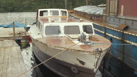 Gründung-Von-Jib-Shot,-1940-Holzboot,-Mahagoni-Eichenkonstruktion,-Wasserflugzeug-Tender