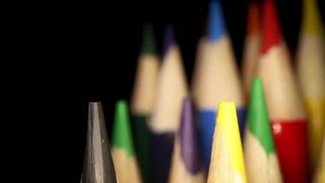 panning-right-past-colored-pencils,-the-ones-closest-to-lens-are-in-focus