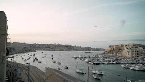 Puerto-De-La-Valeta,-Malta-Durante-La-Ceremonia-Nacional-Con-Cañones-Disparando