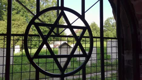 Puerta-Metálica-De-La-Estrella-De-David-En-El-Antiguo-Cementerio-Judío-De-Cracovia