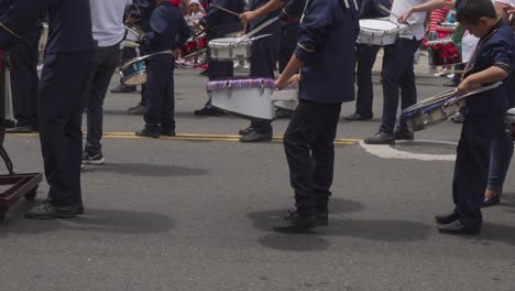 Bateristas-De-La-Banda-De-Música-De-La-Escuela-Secundaria-Durante-El-Desfile-Del-Día-De-La-Independencia-De-Costa-Rica