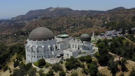 Luftbildaufnahme-Des-Griffith-Observatoriums-Mit-Dem-Hollywood-Schild-Im-Hintergrund