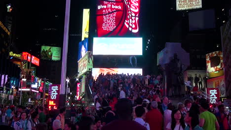 Touristen-Gehen-Nachts-Auf-Dem-Berühmten-Times-Square-In-New-York-City-Spazieren