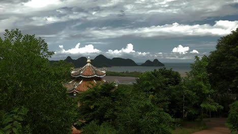 Blick-Auf-Die-Bucht,-Den-Tempel-Und-Den-Himmel-In-Thailand
