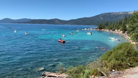 Ein-Malerischer-Strand-Am-Ostufer-Des-Lake-Tahoe,-Genannt-„Hidden-Beach“,-An-Dem-Menschen-Wassersportaktivitäten-Wie-Bootfahren,-Kajakfahren,-Paddle-Boarding-Und-Schwimmen-Nachgehen